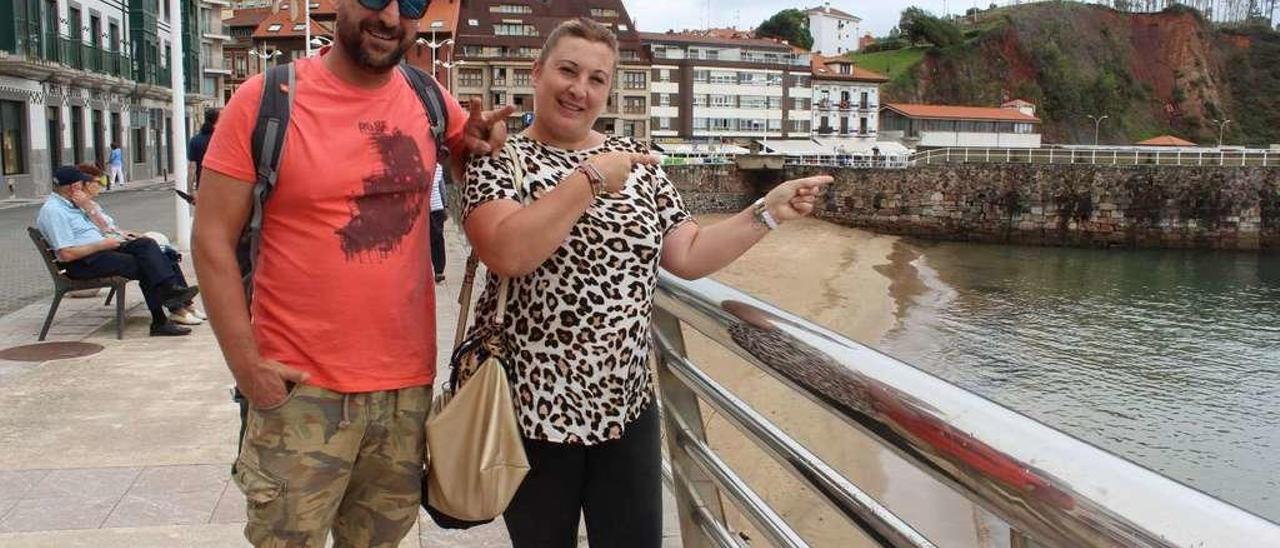 Ramón Fernández y Natalia Fernández, ayer, ante la playa de La Pregona.