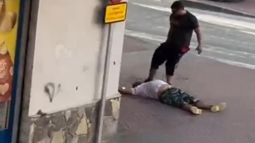 Patea la cabeza a un hombre inconsciente y tirado en la acera y se marcha tranquilamente