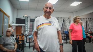 Julián Zabala, de Badajoz, de 96 años, en su sesión de gimnasia en el Centro de Mayores de San Fernando.