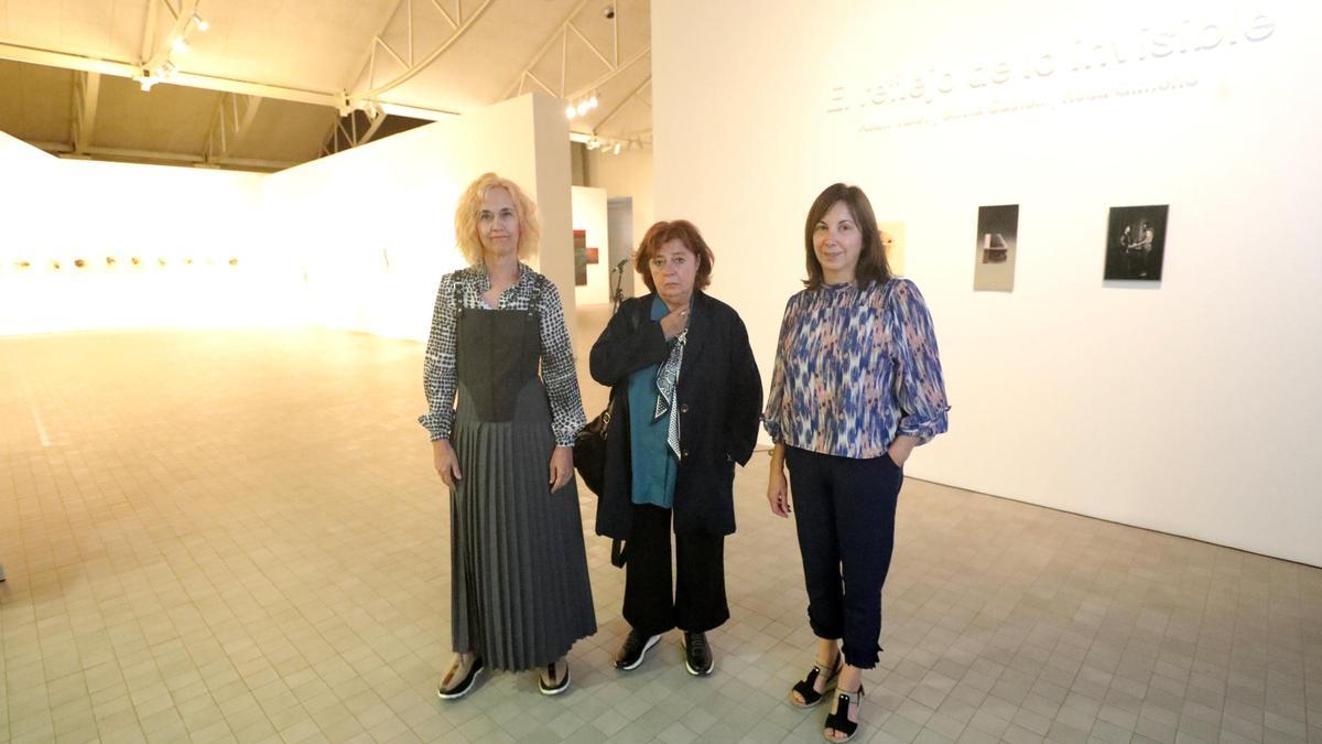 Las tres creadoras de &#039;El reflejo de lo invisible&#039; durante la inauguración en el IAACC Pablo Serrano de Zaragoza.