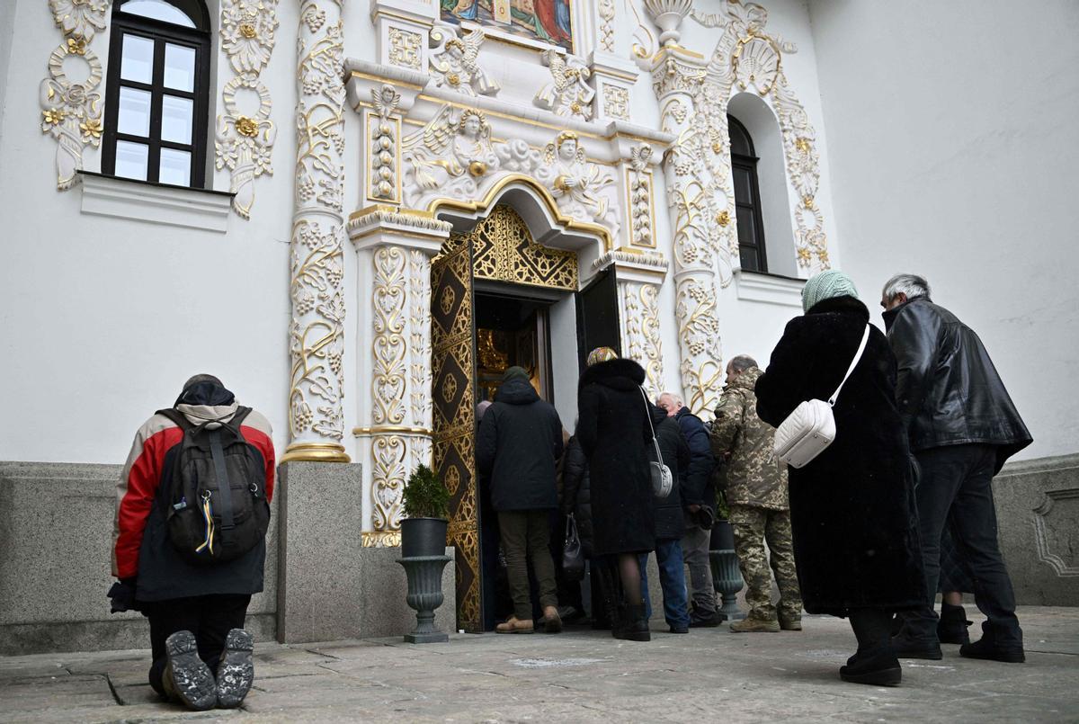 Cientos de fieles asistieron el sábado a un servicio histórico en el famoso monasterio de Kyiv Pechersk Lavra mientras los ucranianos celebraban la Navidad ortodoxa bajo la sombra de la guerra