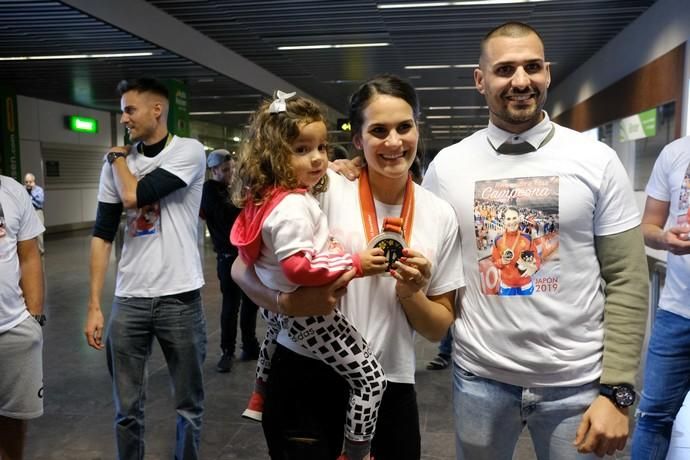 Las Palmas de Gran Canaria. Llegada al aeropuerto de la jugadora de balonmano Almudena Rodríguez tras ganar la medalla de plata en el mundial con la selección española.  | 17/12/2019 | Fotógrafo: José Carlos Guerra