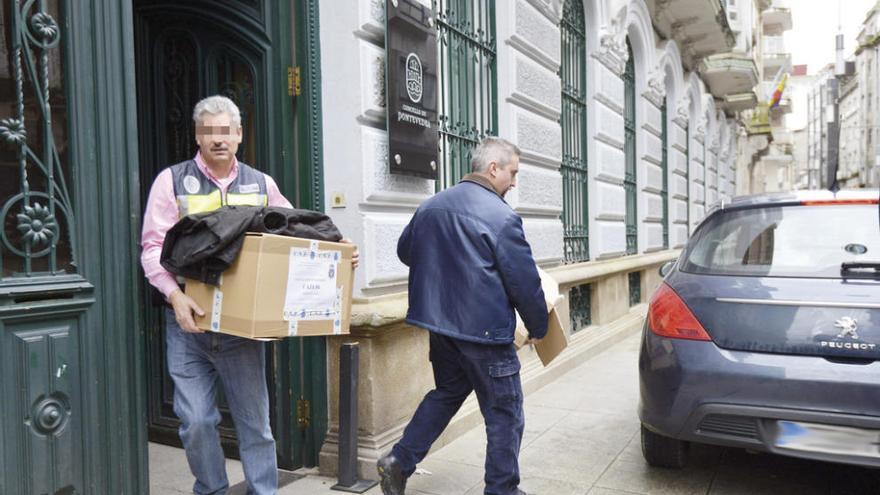 La documentación intervenida en Pontevedra se enviará a los juzgados de la ciudad. // G. Santos