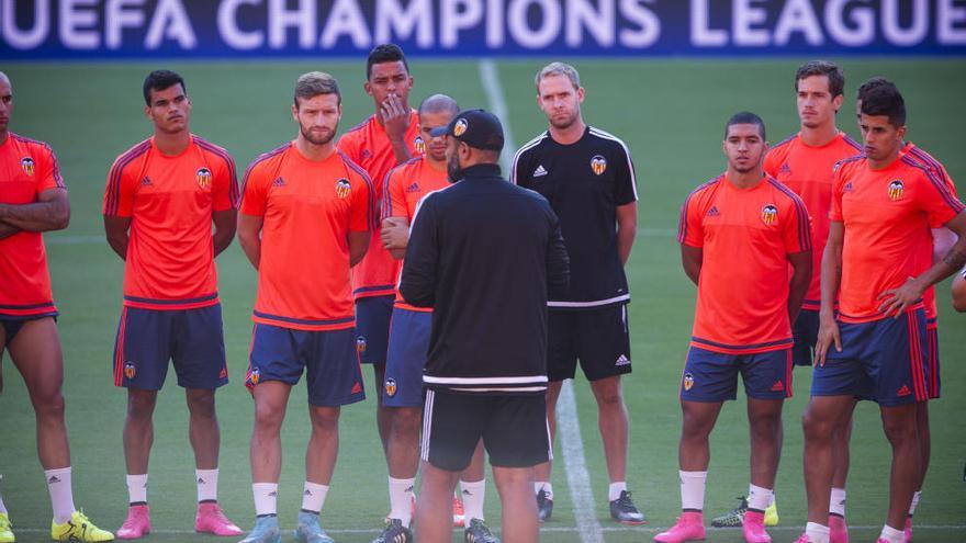 Nuno habla con los futbolistas sobre el césped de Mestalla