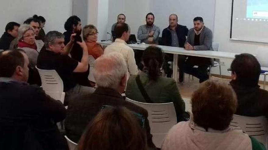 Reunión en Mondariz con vecinos y comerciantes para presentar el estudio de movilidad de la Diputación. // FdV
