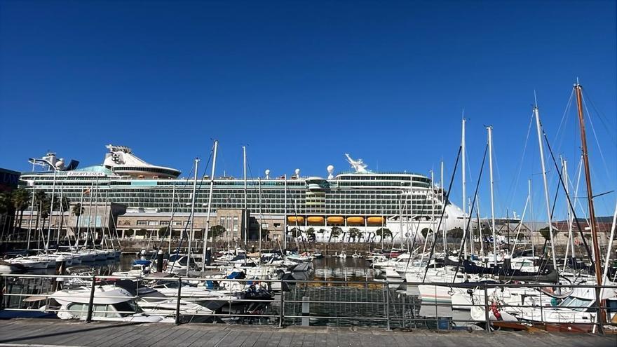 El crucero 'Liberty of the Seas' se despide de Vigo: un 'gemelo' lo reemplazará