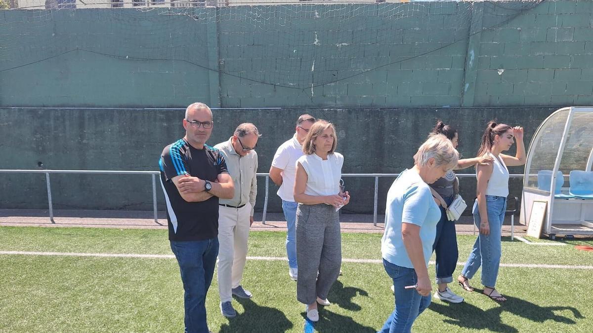 Belén Cachafeiro, junto a miembros de la corporación, en el campo de fútbol de O Camballón.
