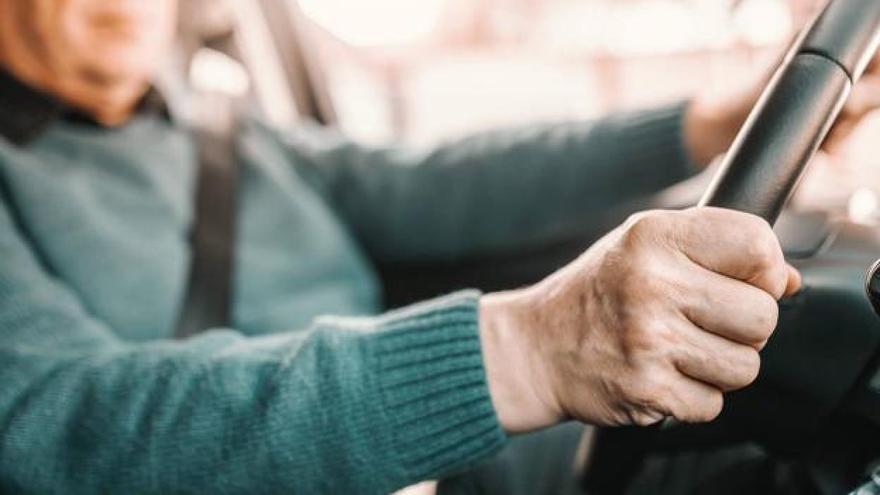 Esta es la nueva medida de la DGT sobre el carnet de conducir que perjudica a los mayores de 65 años