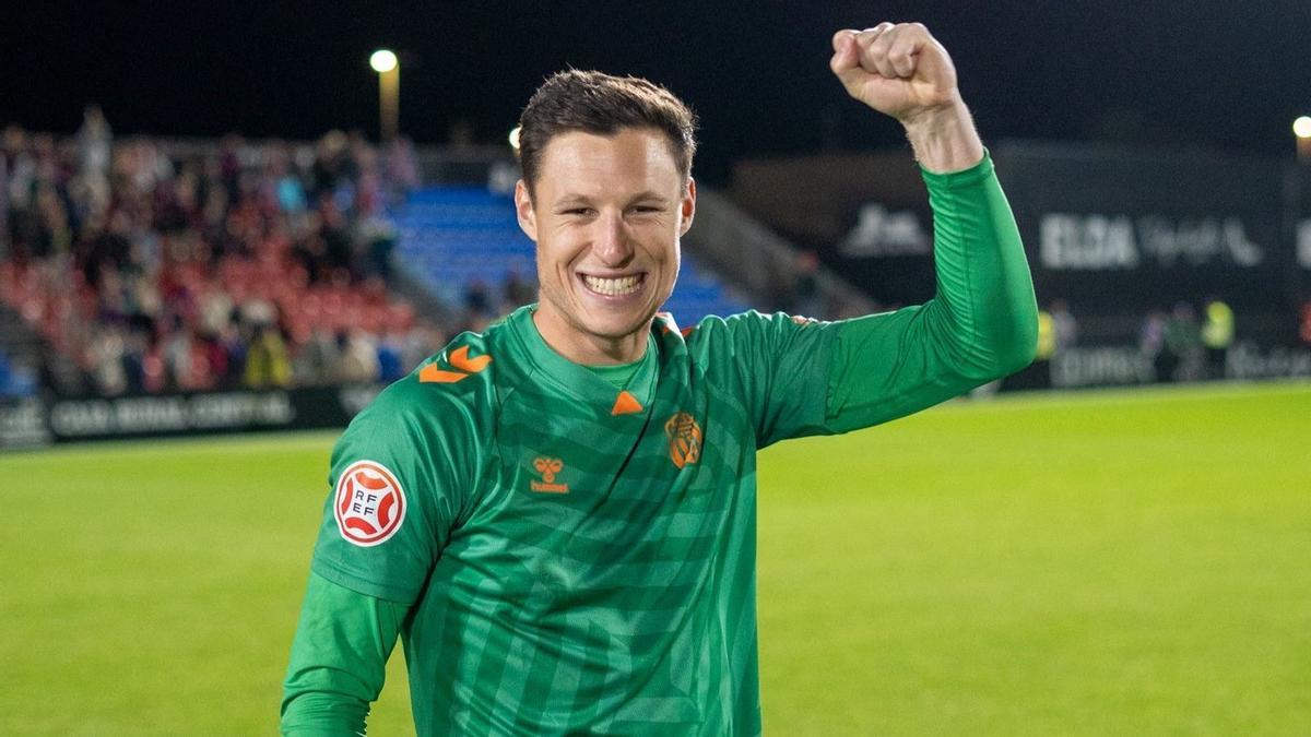 Ramón Vila celebra un triunfo con el Eldense en la 2025-2026 en Primera RFEF.