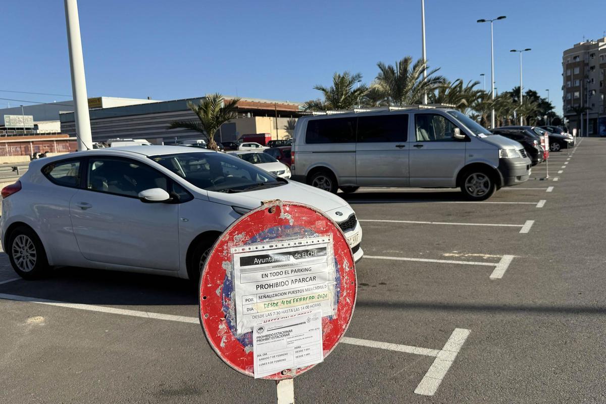 Señales disuasorias para que los vehículos no aparquen en los horarios del mercadillo.