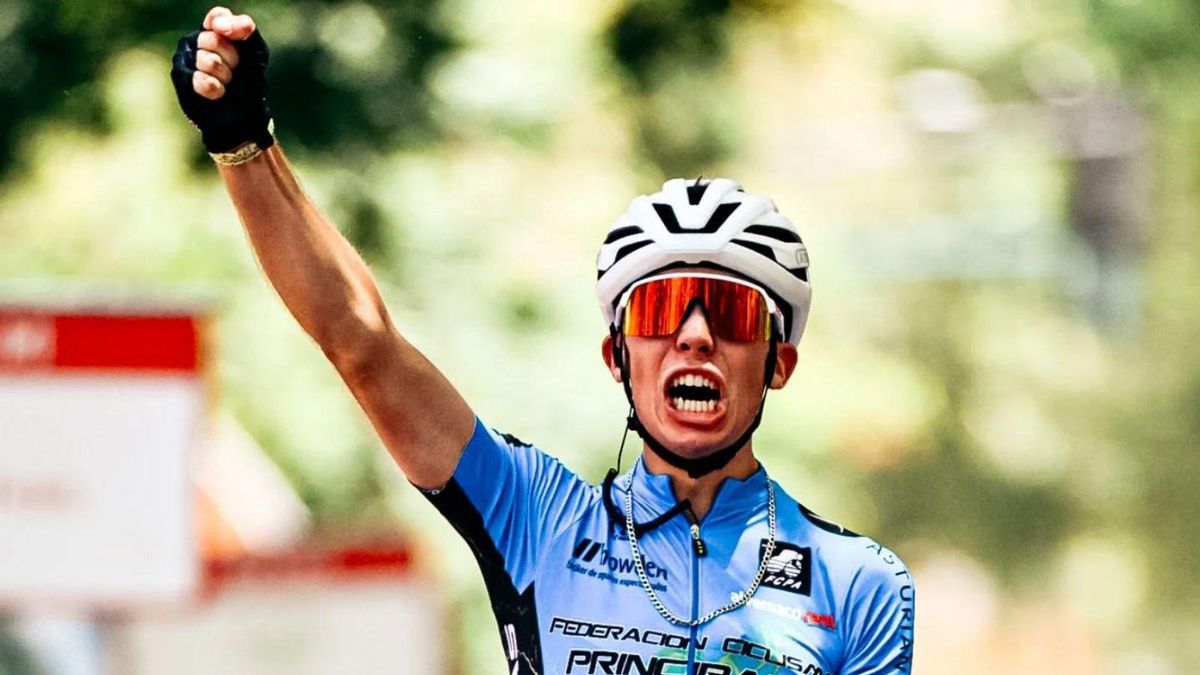 Benjamín Noval celebra la victoria en el Campeonato de España.