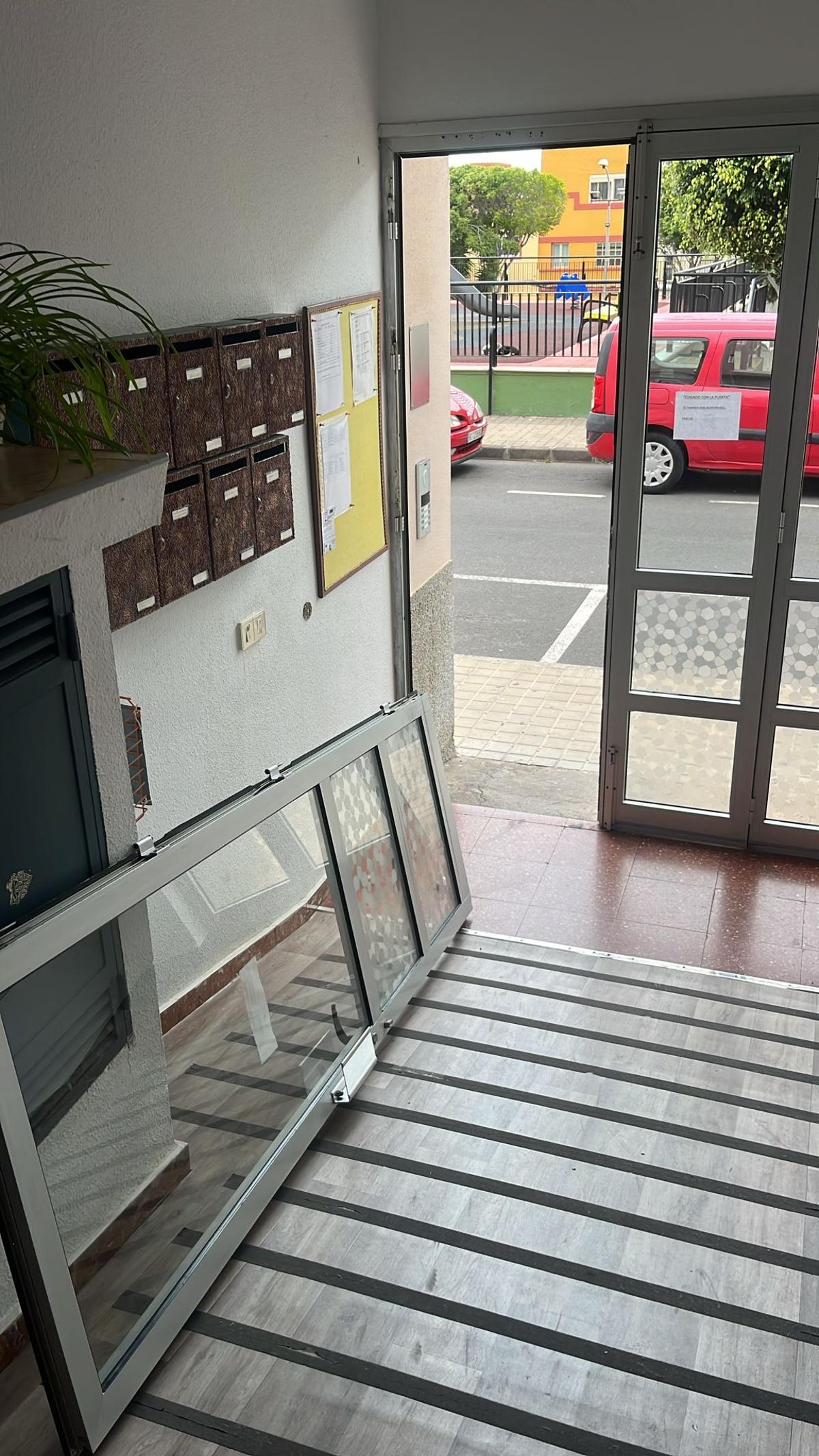 La puerta de uno de los bloques, inoperativa.