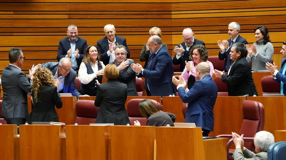 El procurador socialista José Ignacio Martín Benito recibe el aplauso del hemiciclo tras realizar su última intervención en el Pleno de las Cortes.
