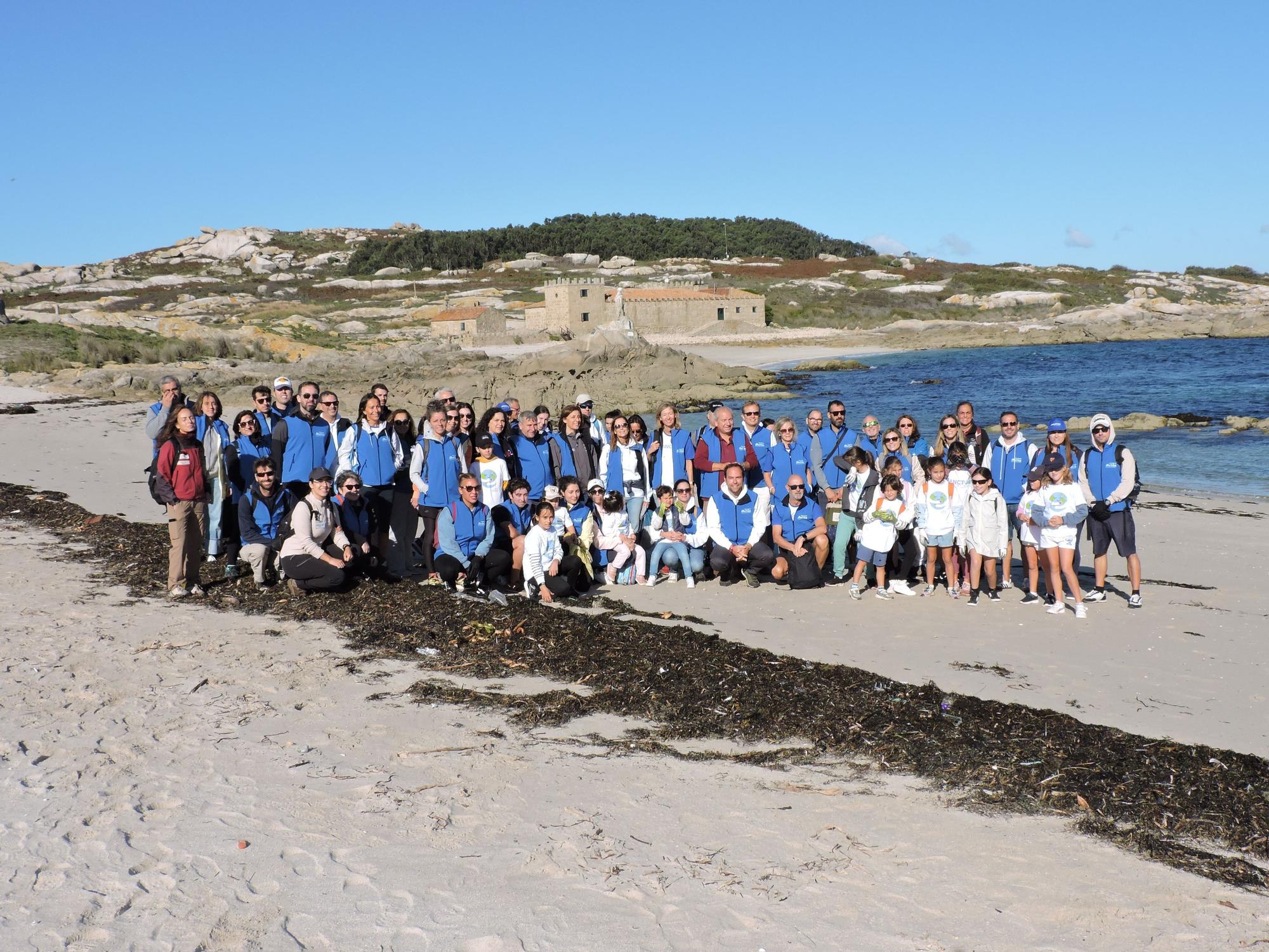 Así luchan los voluntarios de Abanca contra la basura marina y las plantas invasoras en la isla de Sálvora.