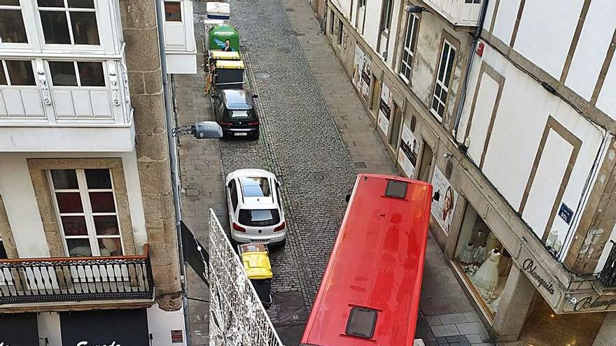 Un bus articulado invade parte de la acera de la calle Sol.   | // LA OPINIÓN