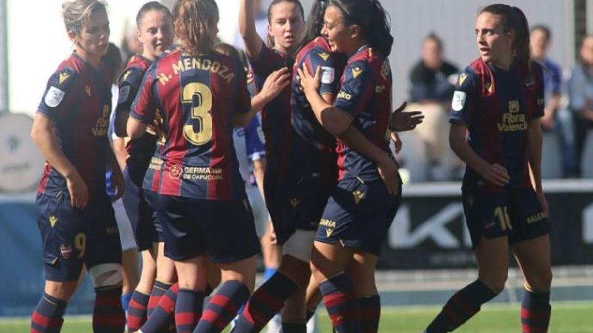 Mendoza, Fernández i altres jugadores del Llevant celebren el gol de Mayra