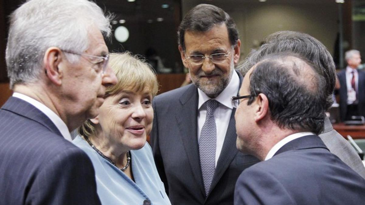 Rajoy, junto a Angela Merkel, Monti (izquierda) y Hollande (derecha), el pasado 23 de mayo en Bruselas, durante la cumbre informal de la UE.