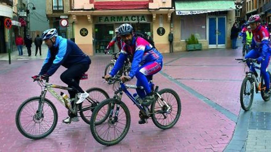 Los participantes en la prueba recorren el centro de la ciudad.