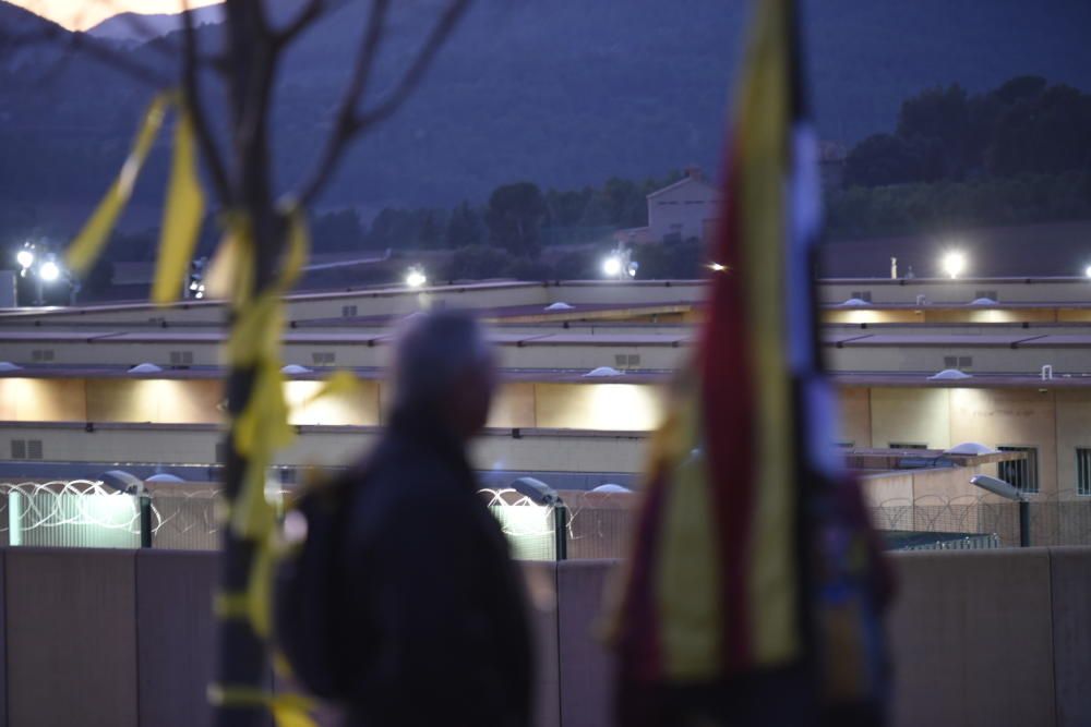 Resposta a la crida a envoltar Lledoners amb espelmes, llanternes i la llum dels mòbils