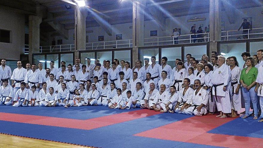 Más de 100 karatekas extremeños disfrutan de las enseñanzas del maestro Shian Osamu Nomura