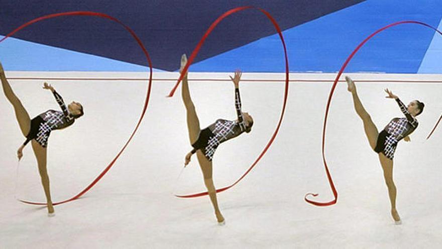 Un grupo de gimnastas, en una competición.