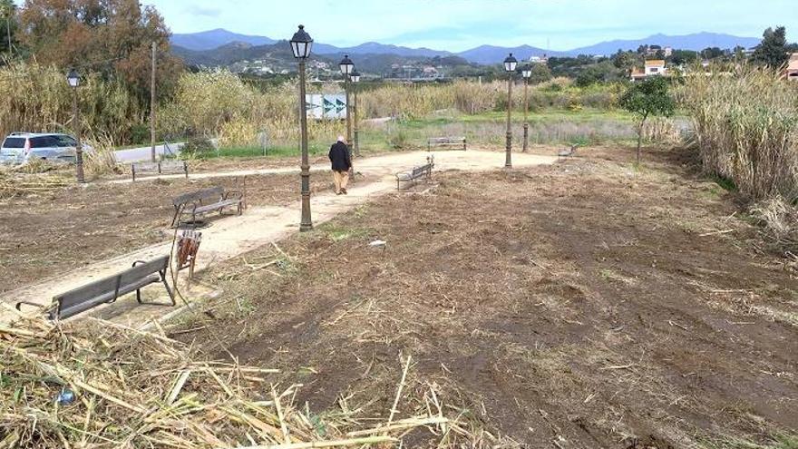 Imagen del desbroce de la parcela donde se habilitará el segundo parque canino de Estepona.