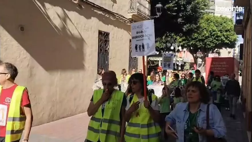 Familias y maestros recorren colegios e institutos de Alzira para evidenciar las necesidades de la escuela pública
