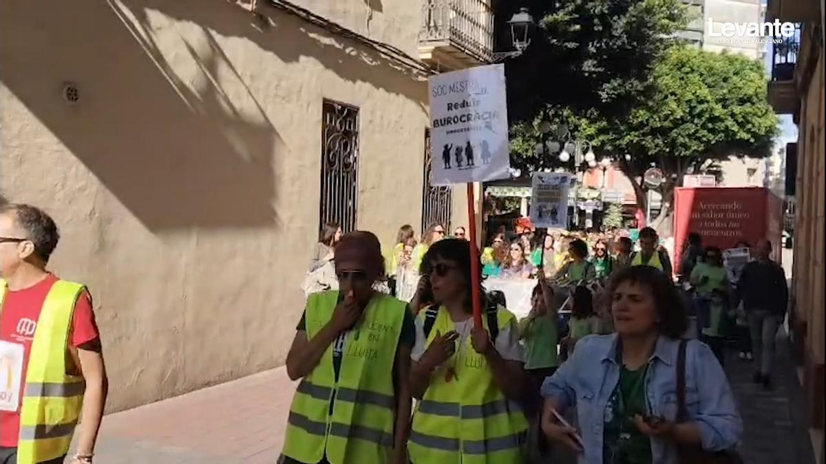 Familias y maestros recorren colegios e institutos de Alzira para evidenciar las necesidades de la escuela pública