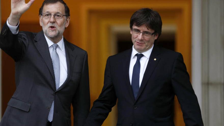 Mariano Rajoy y  Carles Puigdemont en abril de 2016