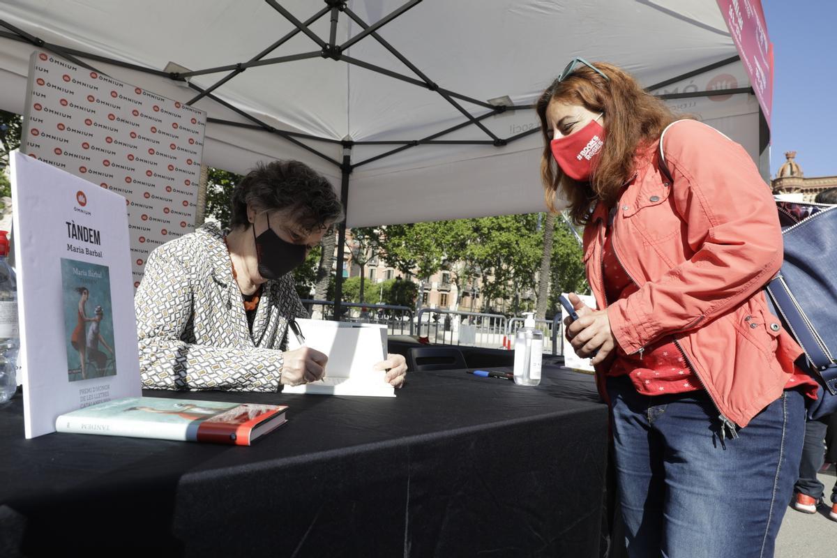 Maria Barbal, firmando su último libro, 'Tàndem'.