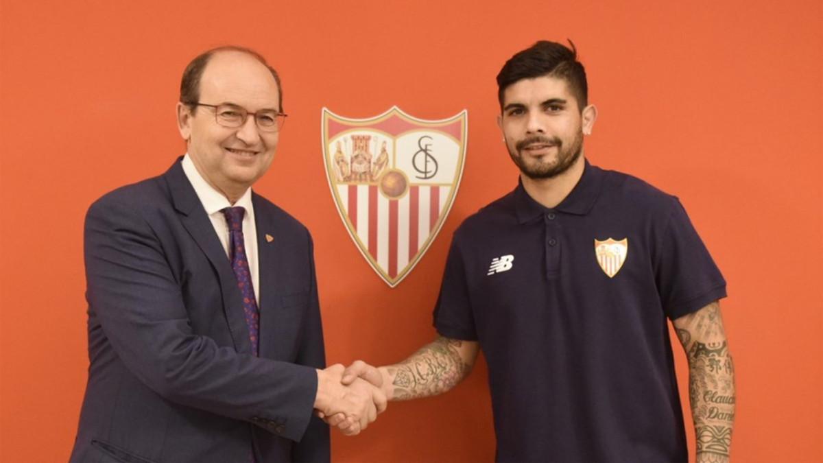 Ever Banega posa junto al presidente del Sevilla José Castro