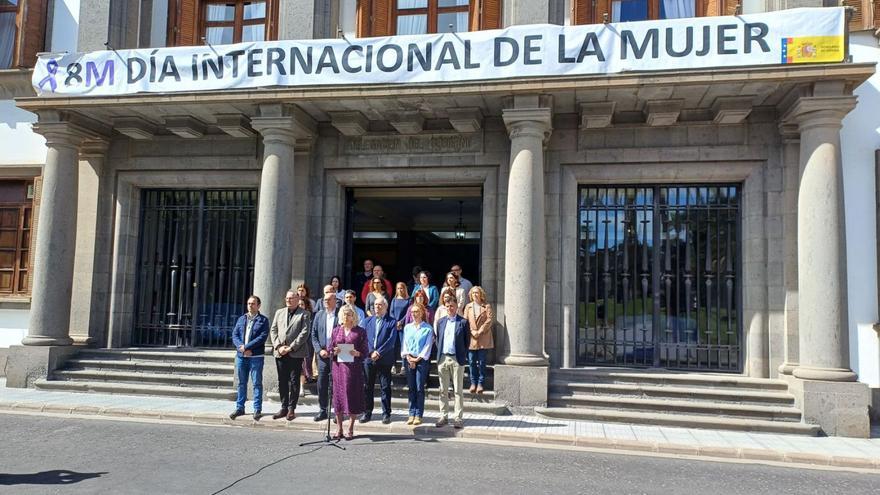 Lectura de la declaración institucional ante la sede de la Delegación del Gobierno en la Plaza de la Feria. | | LP/DLP