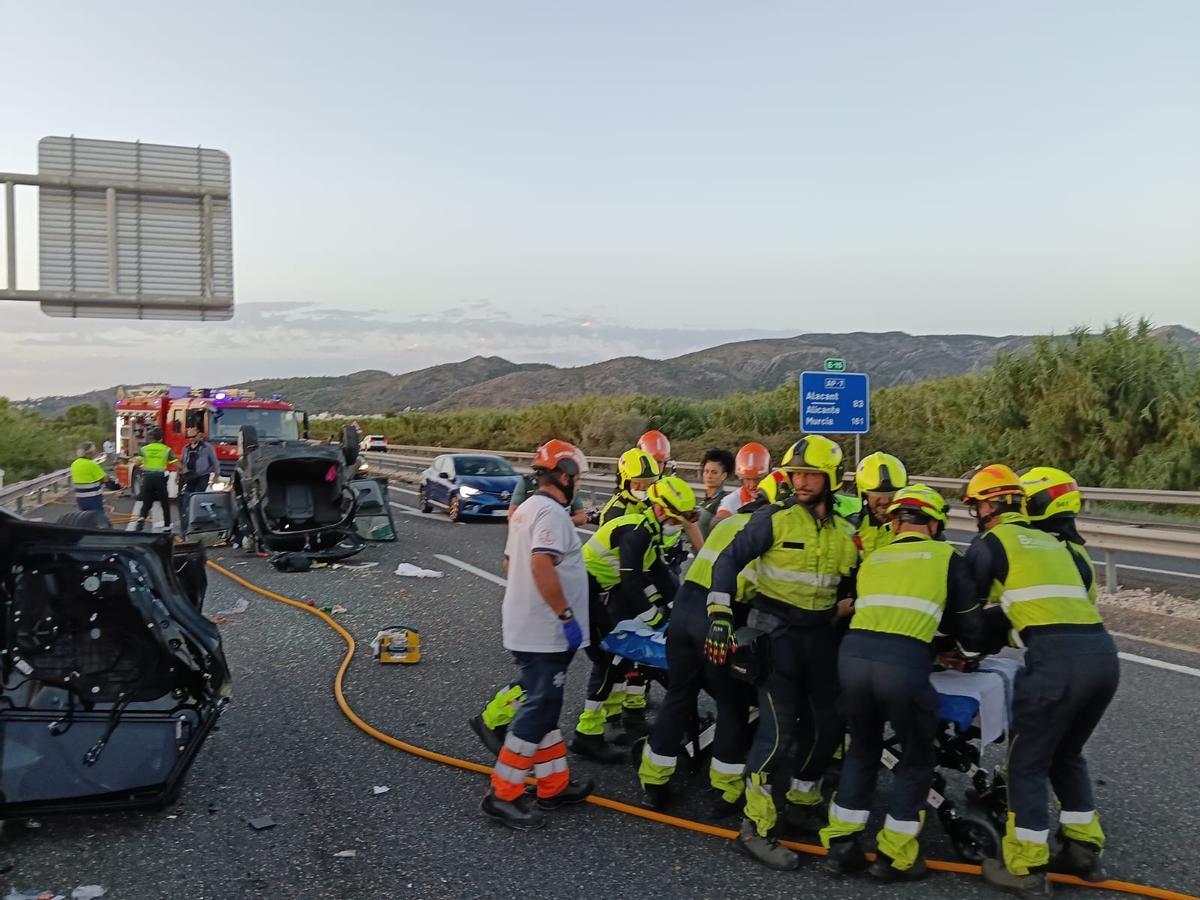 Las imágenes del accidente en la AP-7 en Ondara con dos heridos graves: un padre y su hija, de 21 años