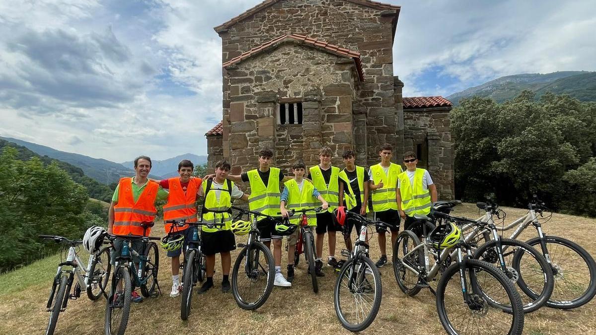 Jóvenes participando en la actividad, en su llegada a la capilla prerrománica de Santa Cristina de Lena