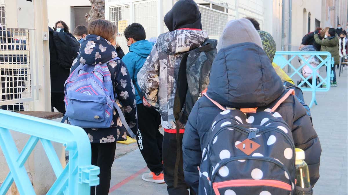 Alumnos entrando en su escuela, en Figueres