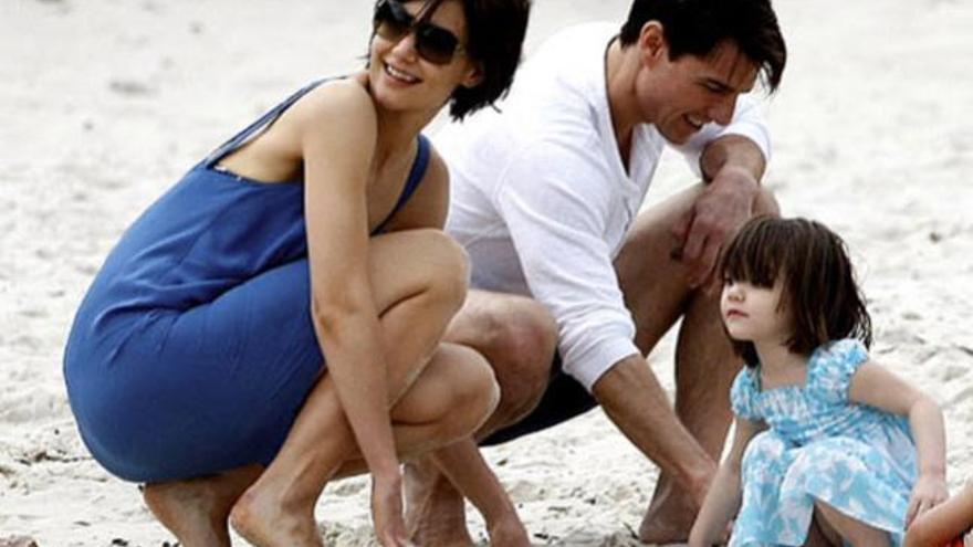 Tom Cruise junto a su mujer, Katie Holmes, y la hija de ambos.