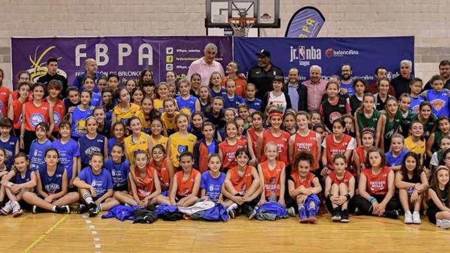 Norris y Romay posan con las jugadoras participantes y autoridades en el polideportivo de Bueño.