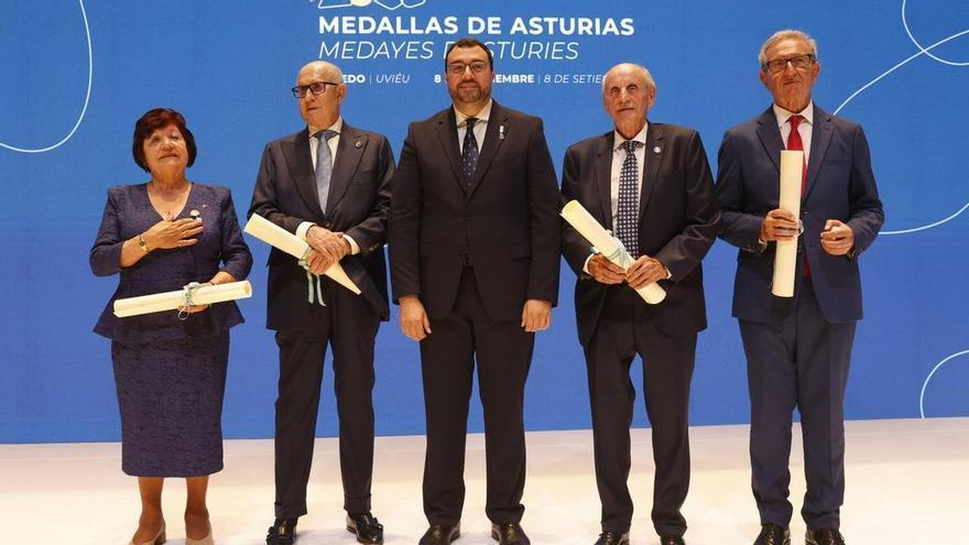 Las reacciones de los Hijos Predilectos: Juan Antonio Pérez Simón, Isidro Fernández Rozada, Mari Luz Cristóbal Caunedo y José Sierra Fernández