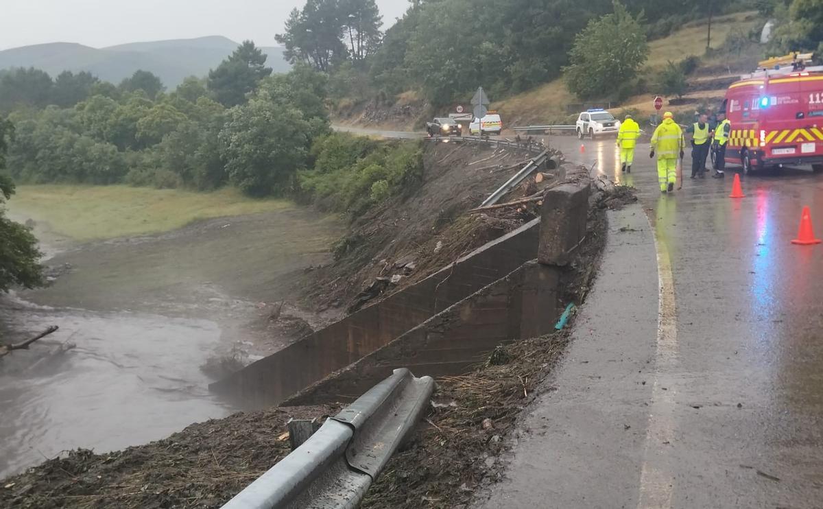 Lluvias torrenciales en Ourense provocan cortes de tráfico y anegan viviendas