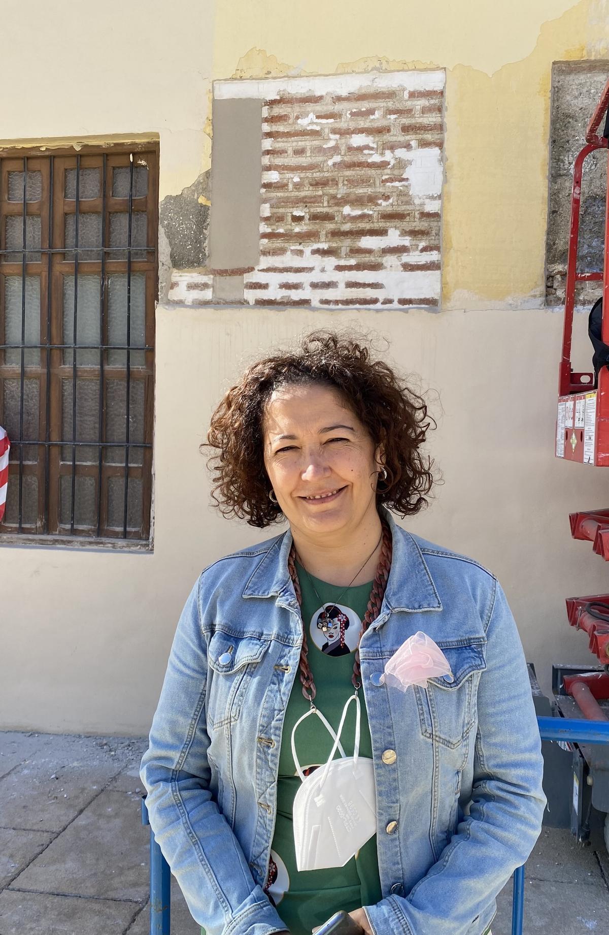 La edil Cynthia García ante las pinturas encontradas en la fachada del convento.