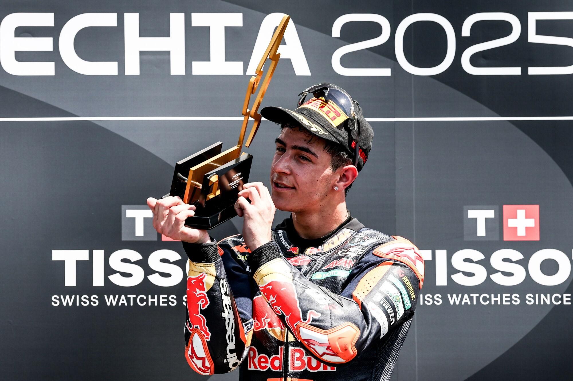 BRNO (Czech Republic), 20/07/2025.- Red Bull KTM Ajo rider Jose Antonio Rueda of Spain poses on the podium after winning the Moto3 race of the Motorcycling Grand Prix of Czechia at the Automotodrom Brno racetrack in Brno, Czechia, 20 July 2025. (Motociclismo, España) EFE/EPA/FILIP SINGER