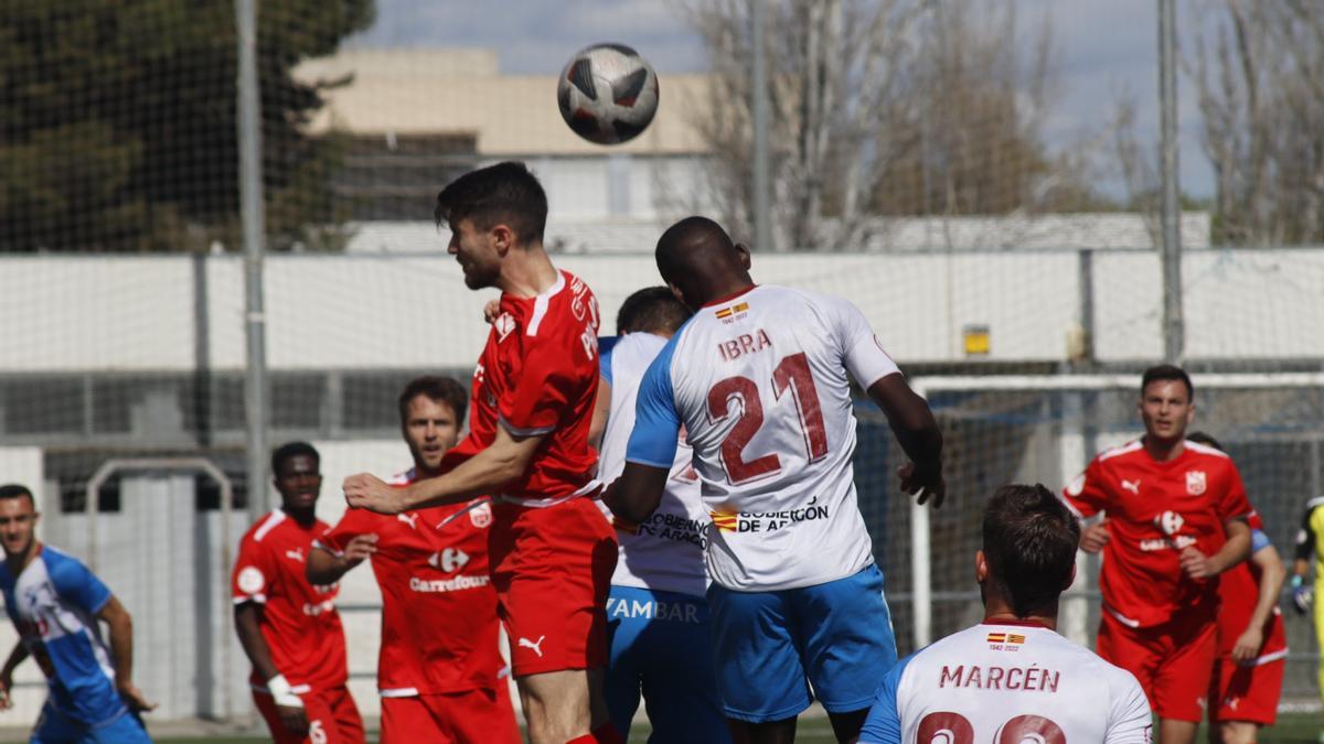 Ibra, jugador del CD Ebro, salta para llevarse un balón de cabeza en un partido del conjunto de La Almozara de esta temporada.