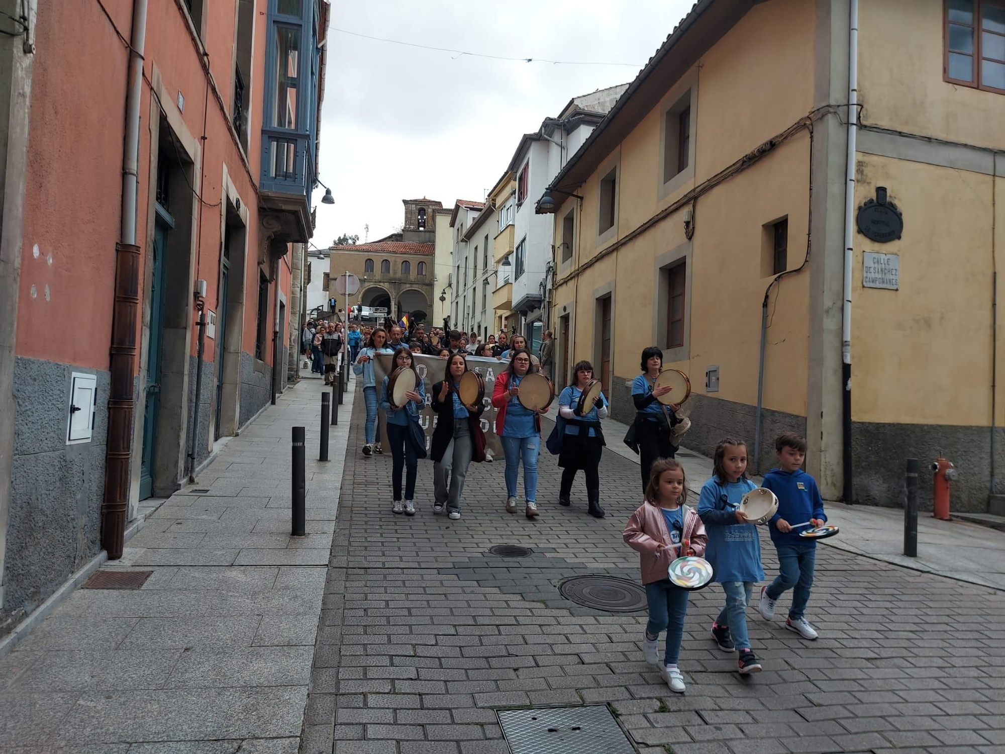 En imágenes: Así fue la manifestación contra el cierre de la Escuela de Música de Tineo