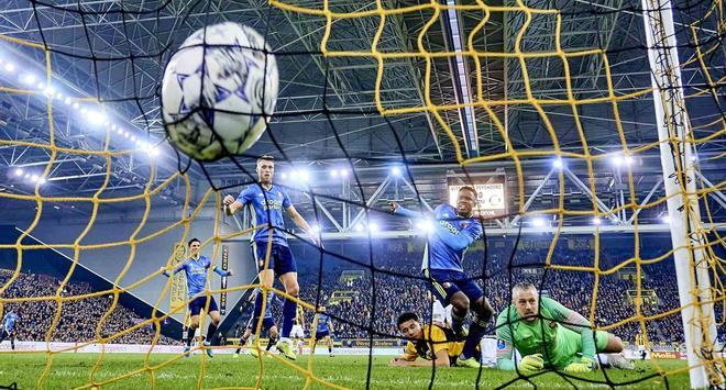 Nicolai Jorgensen (L) y Luis Sinisterra (C) de Feyenoord marcan un gol, mientras que el portero de Vitesse, Remko Pasveer, observa durante el partido holandés Eredivisie entre Vitesse Arnhem y Feyenoord Rotterdam en Gelredome en Arnhem.