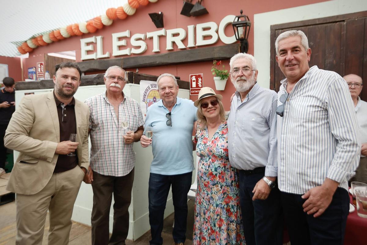 Peñas y el PSOE brindan en un caluroso sábado de Feria