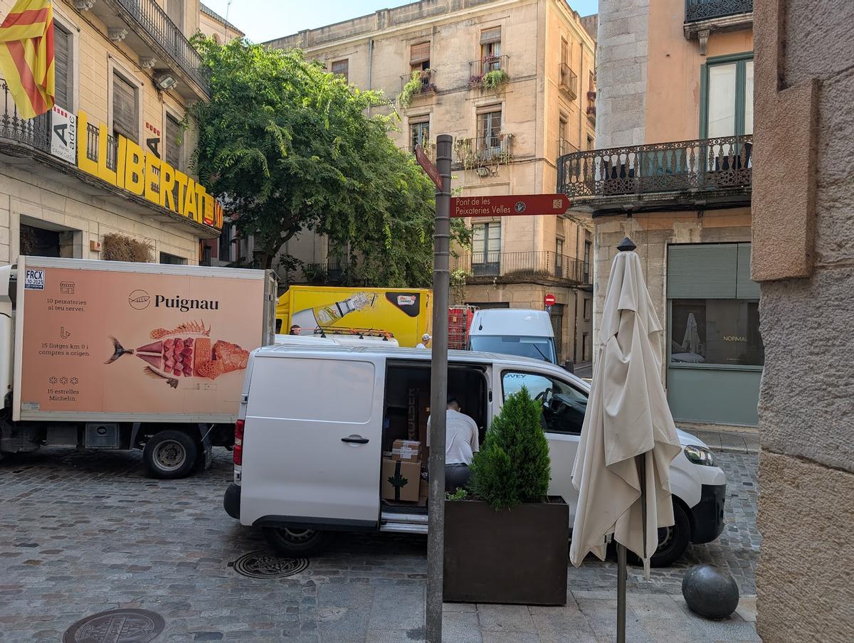 Camions bloquejant la plaça de l'Oli, en una imatge de l'estiu.