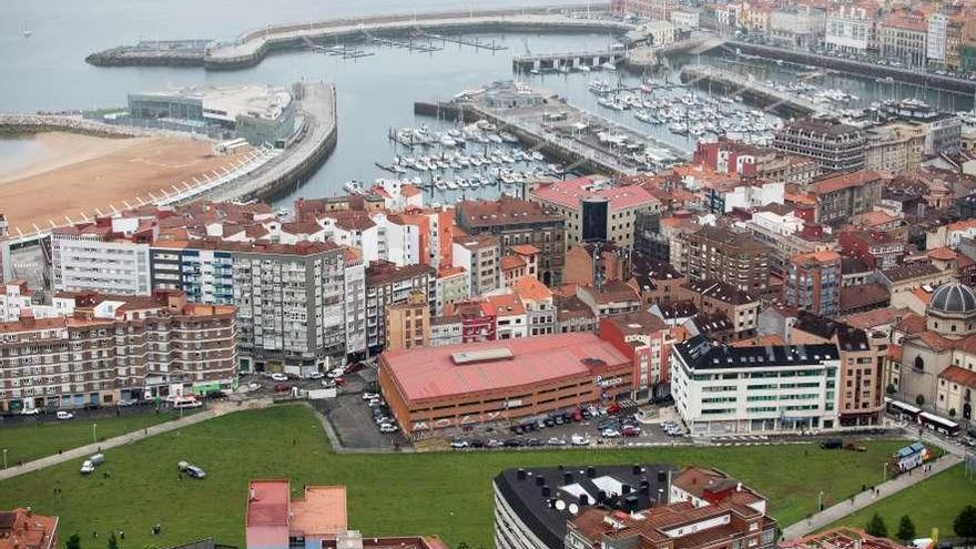 En primer término, la zona ajardinada que actualmente es el &quot;solarón&quot;.