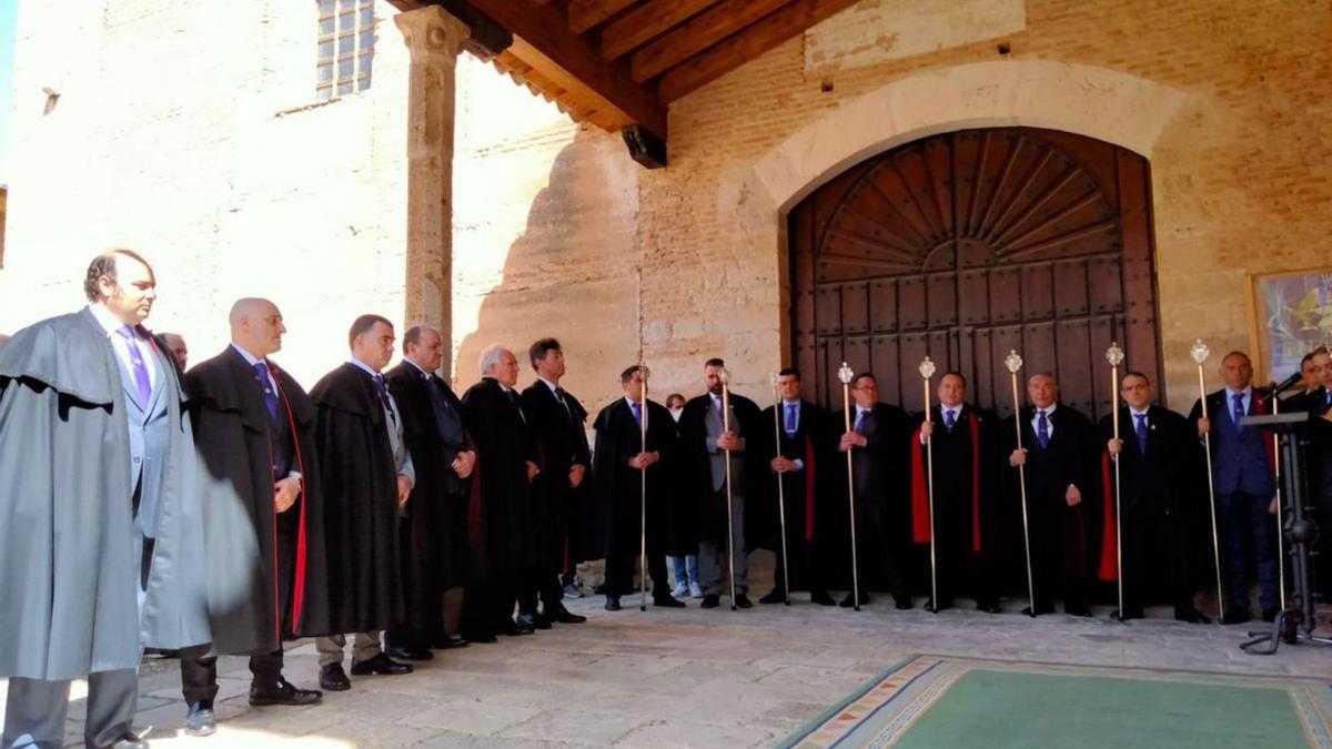 Acto de cesión de insignias de la cofradía de Jesús Nazareno y Ánimas de Campanilla