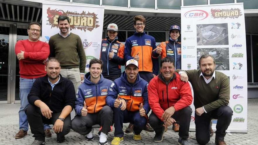 Algunos de los pilotos punteros del enduro nacional posan junto a autoridades y organizadores de la prueba (arriba). Un instante de las verificaciones técnicas de ayer en la explanada del Centro Comercial Carrefour (izquierda). // Bernabé/Javier Lalín