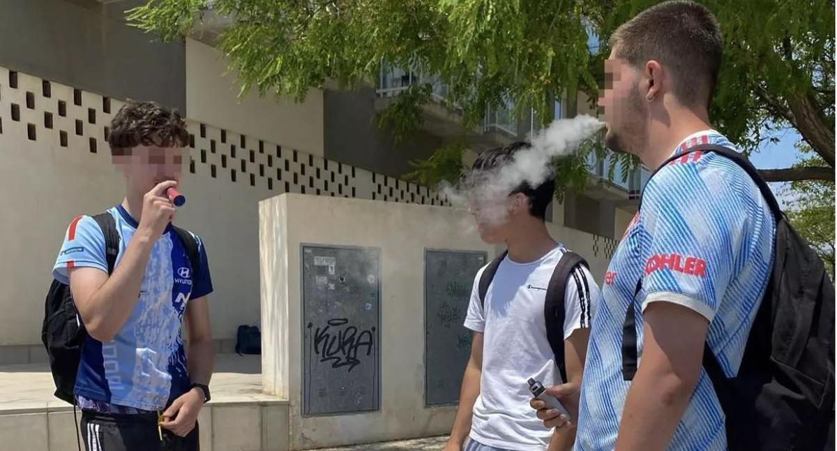Jóvenes con vapeadores.